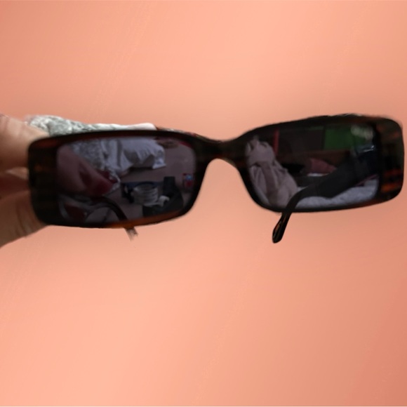 Quay Art School women\'s slim retro sunglasses in black smoke and tort.